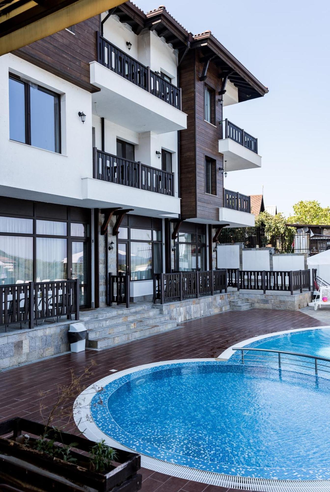 St George Apartcomplex 슈코르필로브치 외부 사진