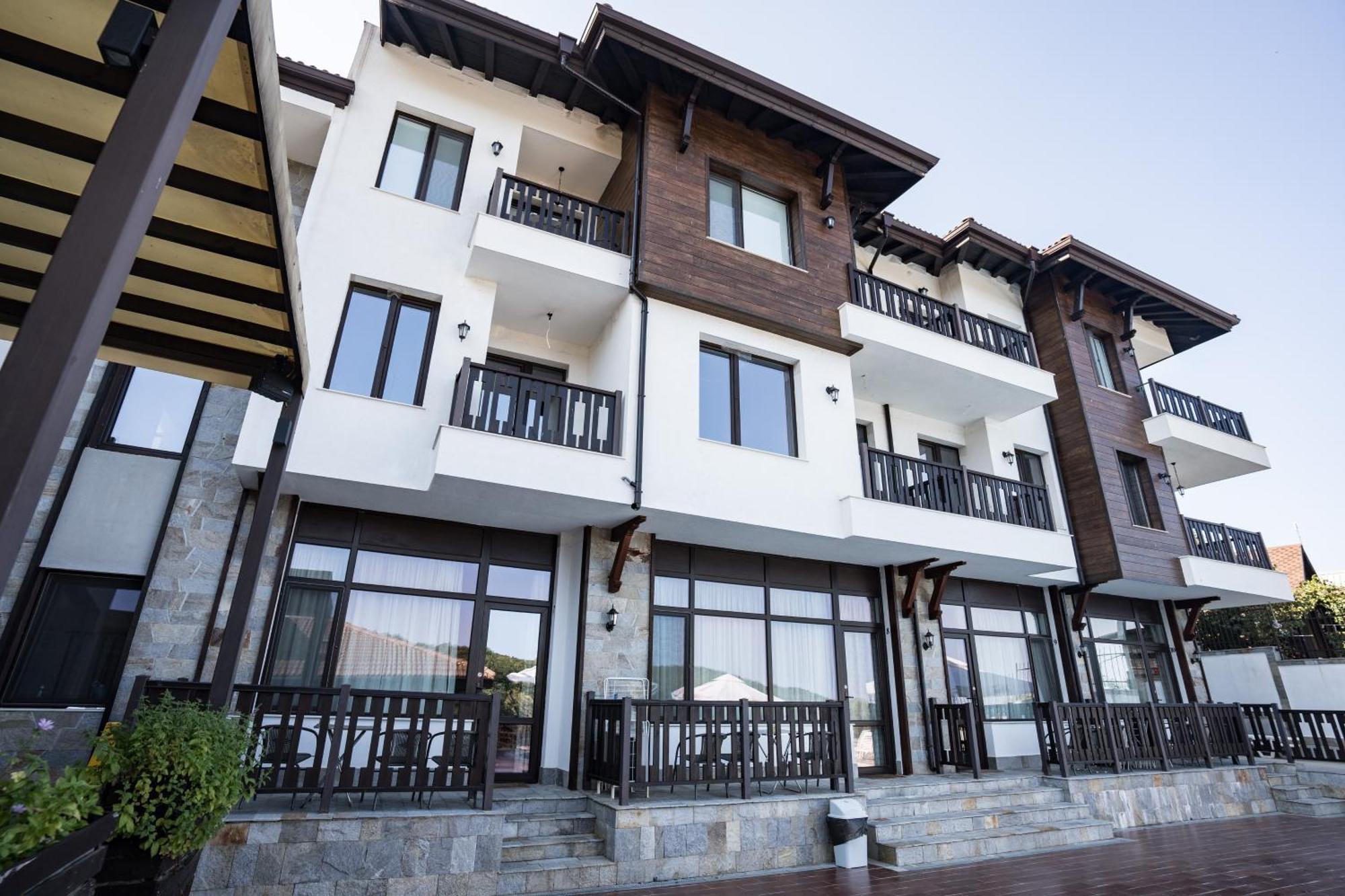 St George Apartcomplex 슈코르필로브치 외부 사진
