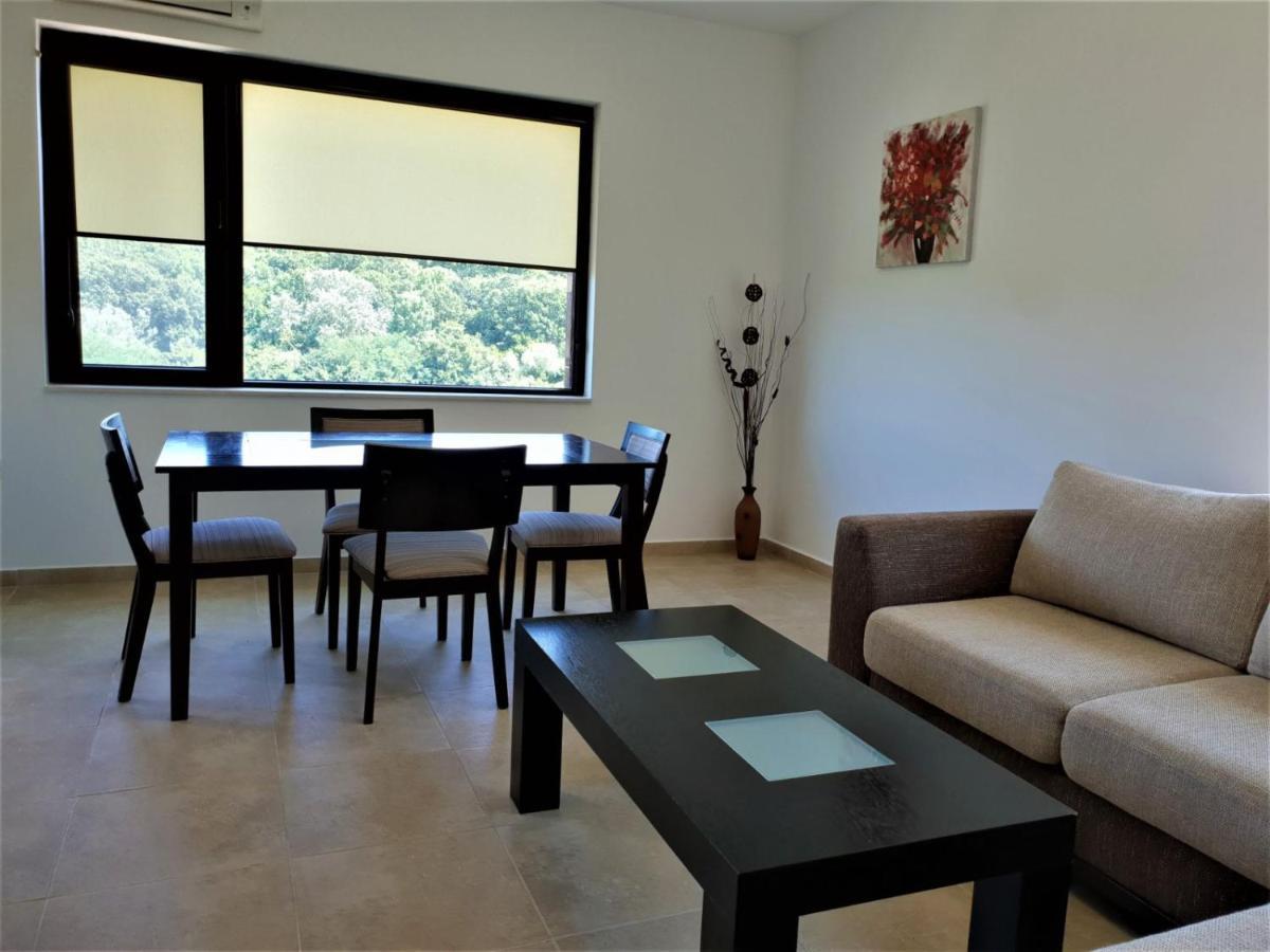 St George Apartcomplex 슈코르필로브치 외부 사진